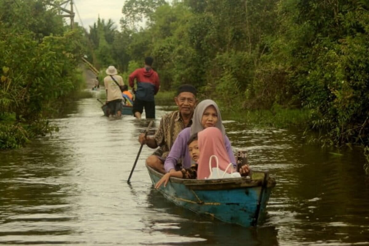 Indonesia reviews firms in river basins after latest floods affect 7% of Bornean province